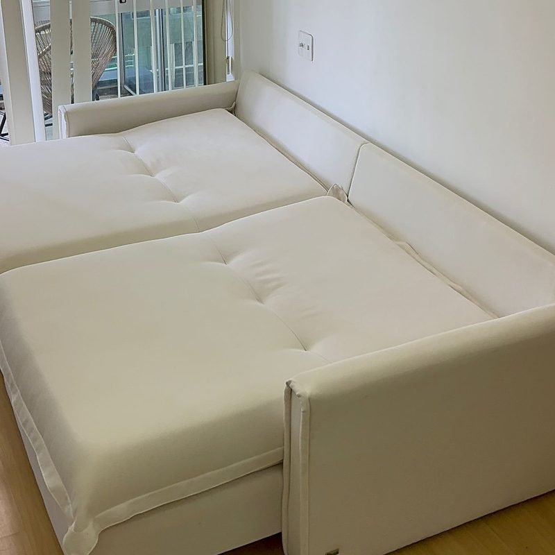 Sofá Cama Ágata totalmente aberto, virado em cama de casal