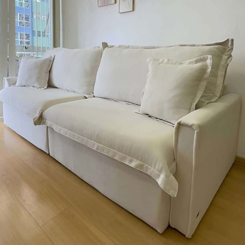 Sofá Cama Ágata fechado, mostrando as almofadas soltas do encosto e a costura do assento