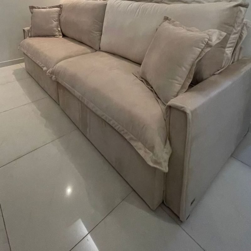 Sofá Cama Ágata em veludo bege, visto de lado