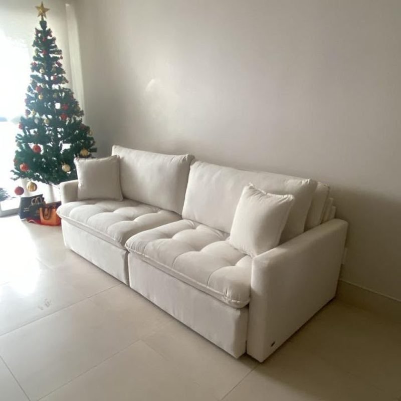 Sofá Cama Manchester em linho bege marfim, numa sala de piso claro